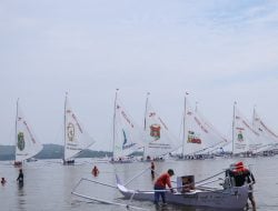 Perahu Sandeq Mengelilingi Pulau Karampuang, Etape Terakhir Menuju Puncak Hari Jadi Sulbar ke 20 Tahun