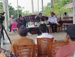 PJ Gubernur Bahtiar Serahkan Bantuan Benih Udang Vaname di Desa Bonda