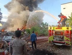 Gudang Barang Bekas Terbakar, Lima Jam Damkar Berjibaku Padamkan Api