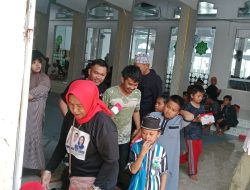 Jumat Berkah, Relawan BESTI Salurkan 250 Snack di Masjid Al-Muttaqin Polewali