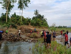 Tanggul Kembali Jebol, Petani Gotong Royong Lakukan Perbaikan