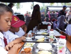 Brimob Polda Sulbar Rayakan HUT ke-79 dengan “Sedekah” Menu Sehat untuk Anak Sekolah