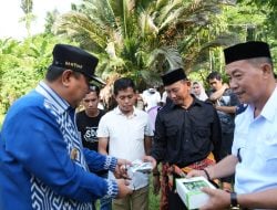 Pj Bahtiar Serahkan  Bantuan Bibit Ikan Nila dan Bibit Pohon