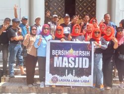 Menebar Semangat Gotong Royong: Relawan Besti Bersihkan Masjid Raya Wonomulyo