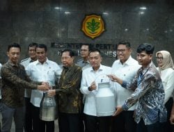 Mentan Amran Mediasi Peternak Sapi dan Industri Pengolahan Susu