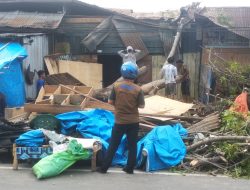 Angin Kencang Tiga Kios dan Dua Rumah di Polman Tertimpa Pohon