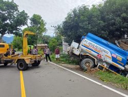 Supirnya Tidur, Mobil Tangki Terjun ke Irigasi