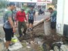 Drainase Tersumbat Sampah, Prajurit Kodim Polman Turun Tangan