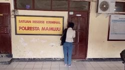 IRFAN FADHIL/RADAR SULBAR KORBAN. Korban mendatangi Polreta Mamuju meminta Surat Pemberitahuan Perkembangan Hasil Penyidikan (SP2HP) di Reserse dan Kriminal Polresta Mamuju, Jumat (25/07/2025)