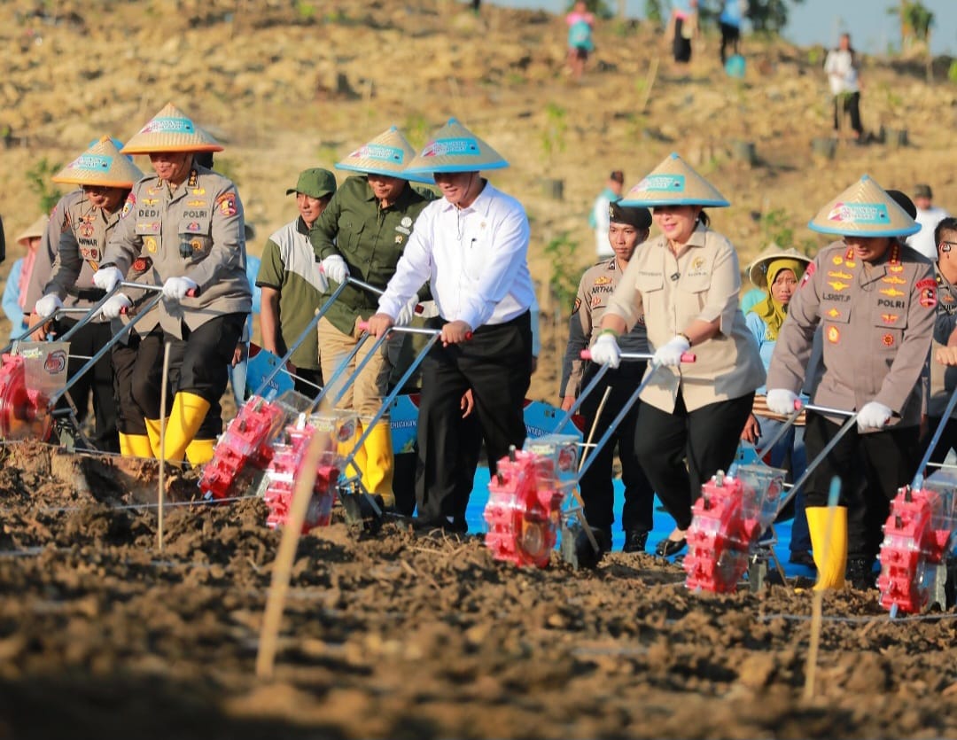 Sinergi Untuk Sektor Pertanian, Kementan-Polri  Kompak Gelar Tanam Jagung Serentak