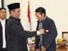 Secara Simbolis, Ketua Umum KKSS Pakaikan Jas kepada Agam Rinjani sebagai Tanda Kolaborasi dengan Generasi Muda